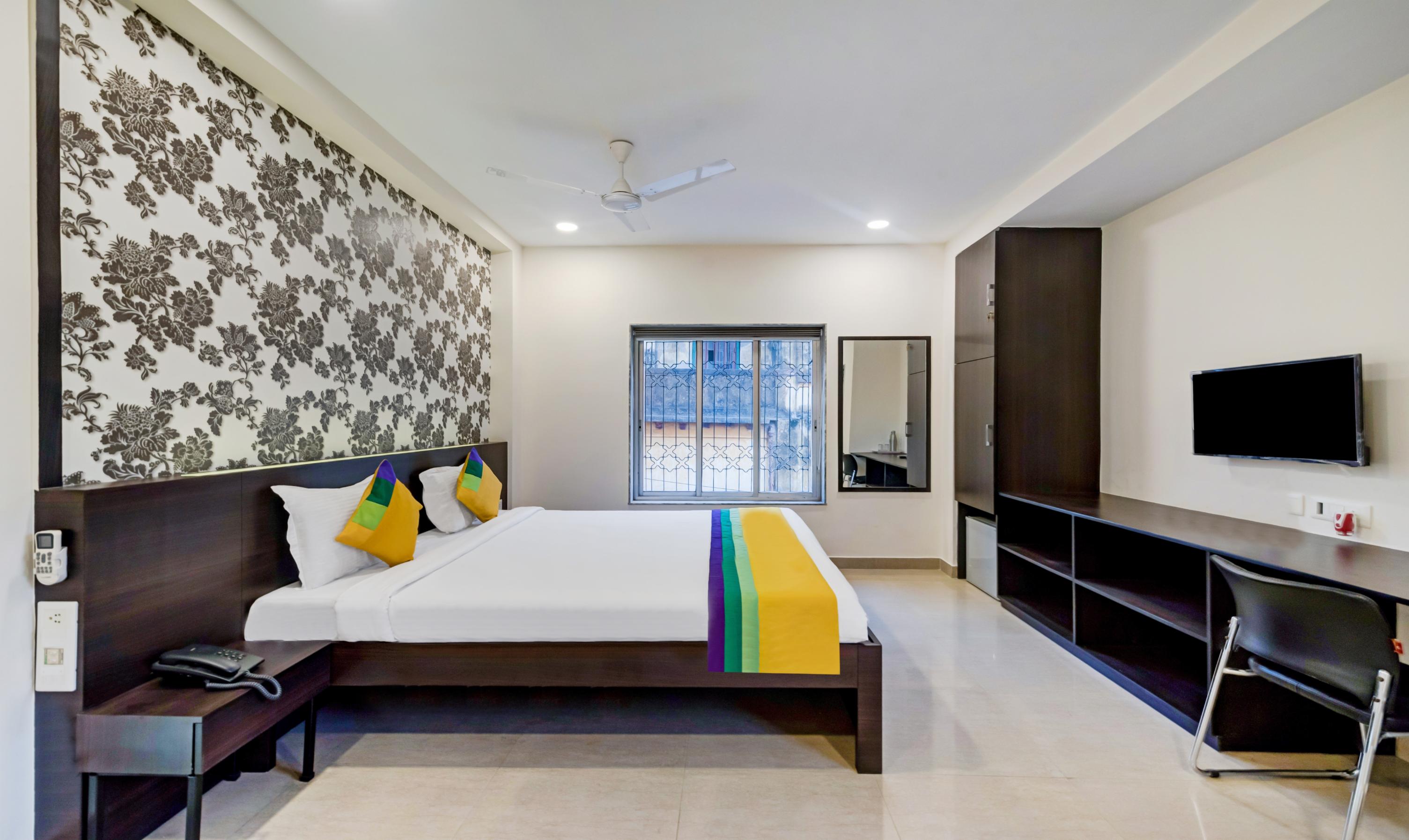 Itsy Hotels Neeranand Plaza, Bhawanipur - Tap to explore photos