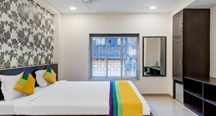 Itsy Hotels Neeranand Plaza, Bhawanipur Room Type - Deluxe Family Room