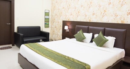 Treebo King'S Court Chandrasekharpur Room Type - Deluxe Room
