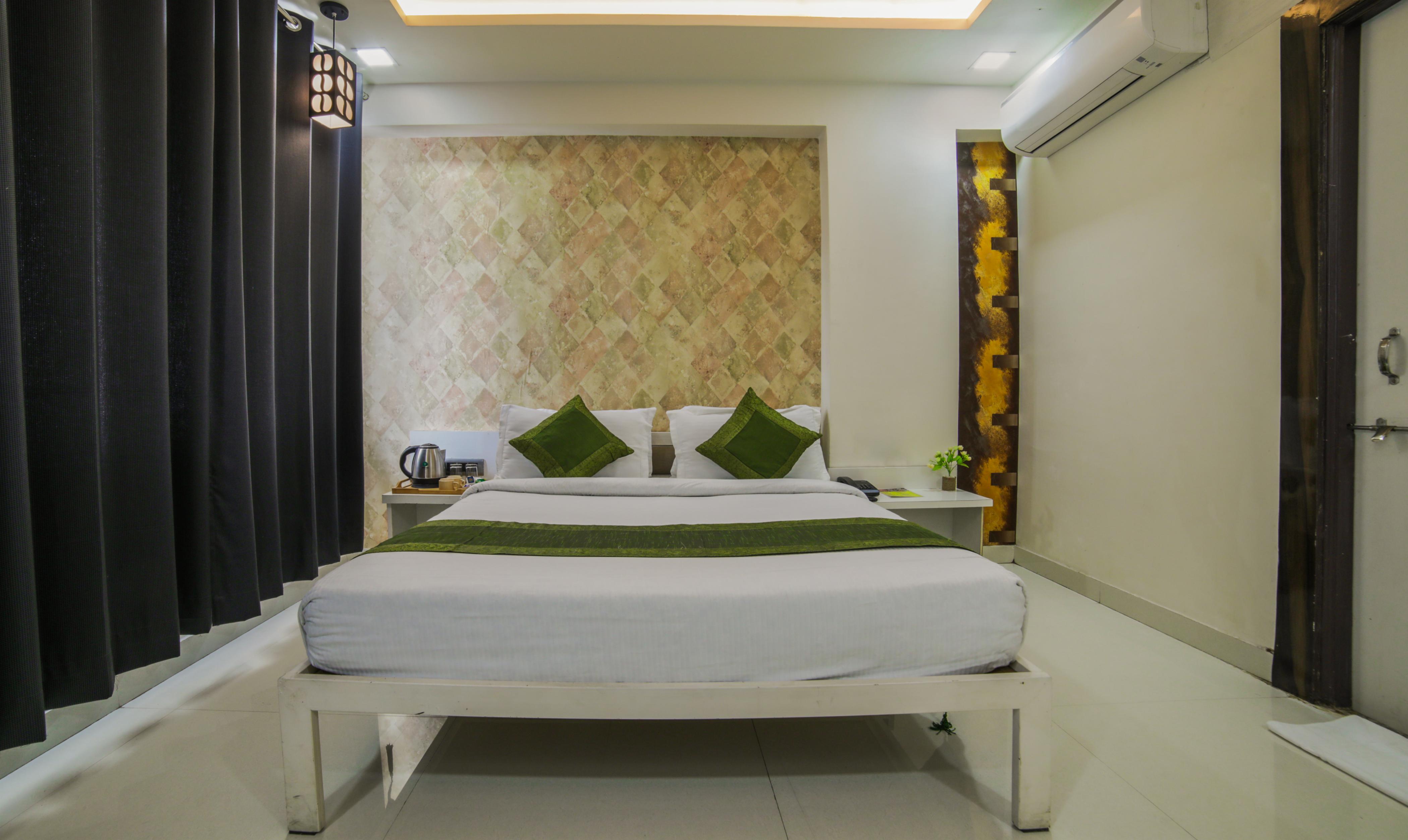 Itsy Hotels Le Clover - Tap to explore photos