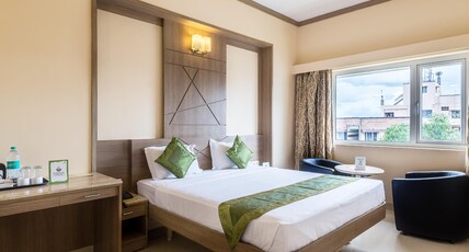 Treebo ESS Grande Room Type - Deluxe Room