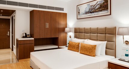 Hotel Aketa Rajpur Road Dehradun Room Type - Deluxe Room with a View and working desk