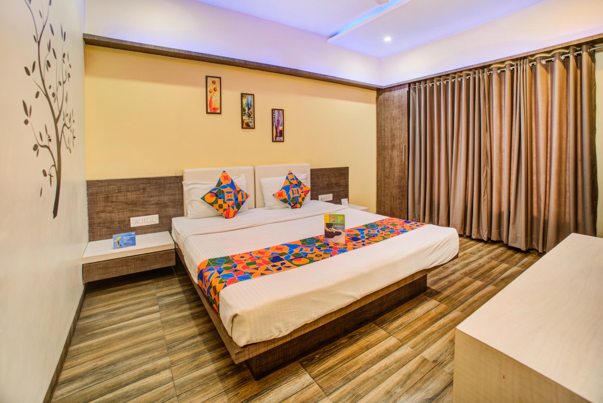 FabHotel Bee Town - AB Road Room Type - Deluxe Room