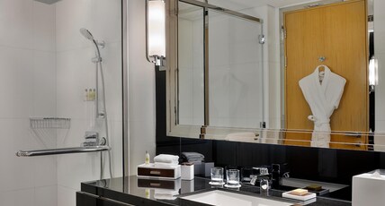 Hilton Dubai Palm Jumeirah Room Type - KING DELUXE ROOM WITH SEA VIEW AND BALCONY Hilton Dubai Palm Jumeirah Room Type - KING DELUXE ROOM WITH SEA VIEW AND BALCONY