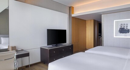 Hilton Dubai Palm Jumeirah Room Type - TWO DBL BED EXEC RM W VIEW