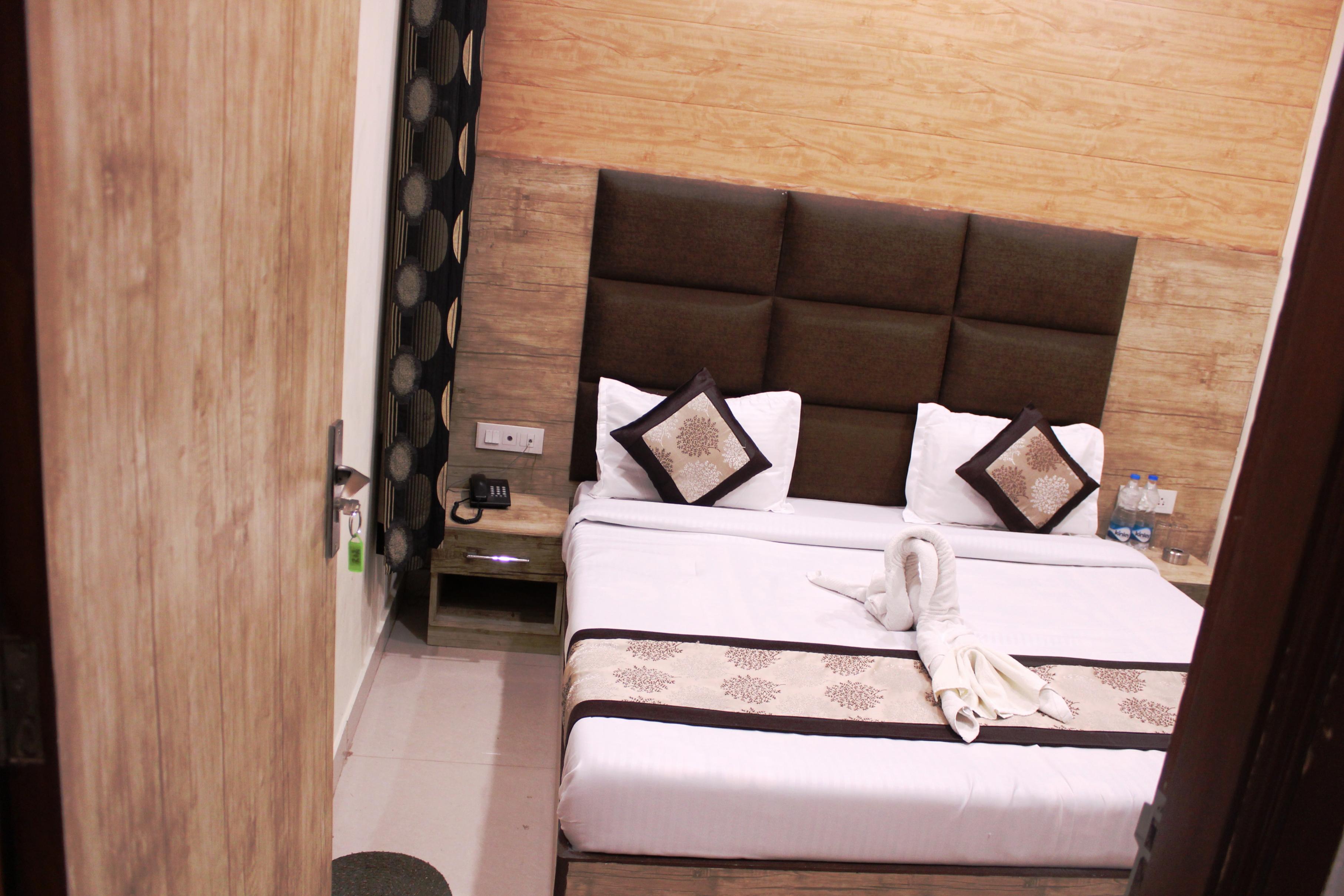 Shree Krishna Hotels Room Type - Deluxe Room