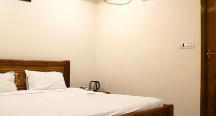 SR Castle Connect Hotels Room Type - Deluxe Room