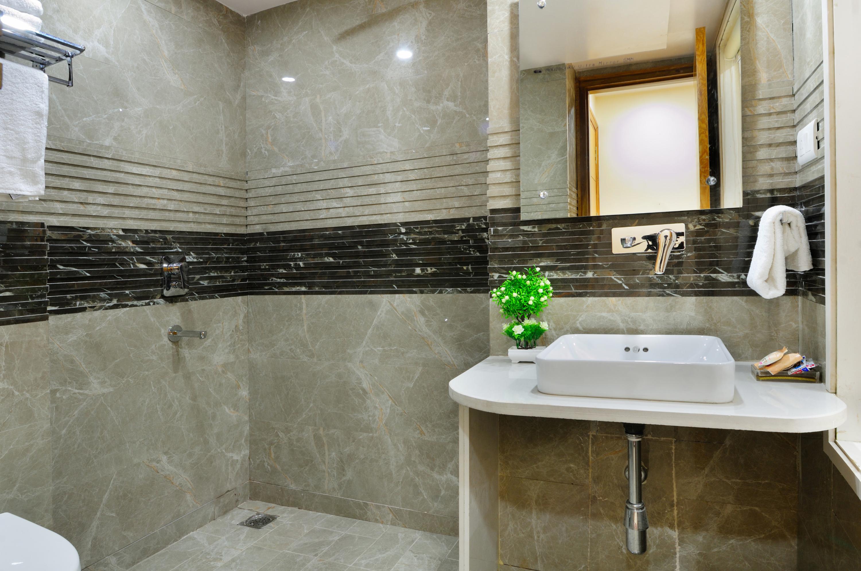 Hotel Worth - Near New Delhi Railway Station - Tap to explore photos