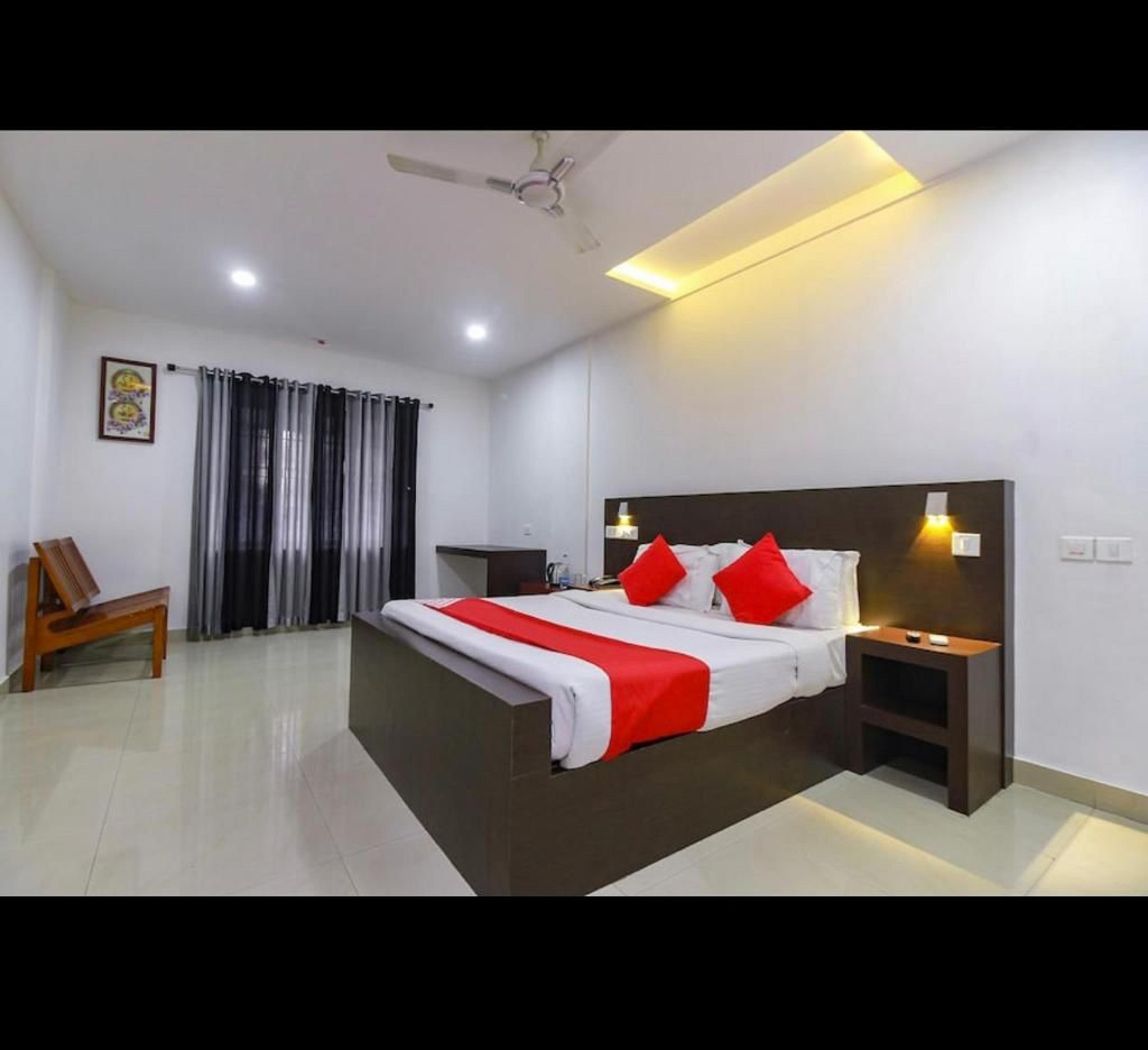 Half Moon Residency Calicut Room Type - Deluxe Room