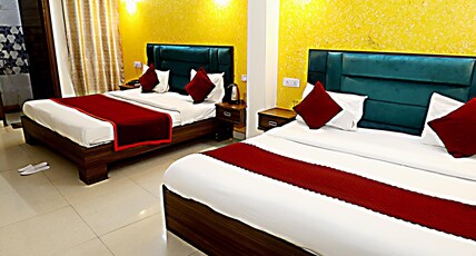 Hotel Ashok Palace 200m from Taj Mahal Room Type - Family Four Beded Room