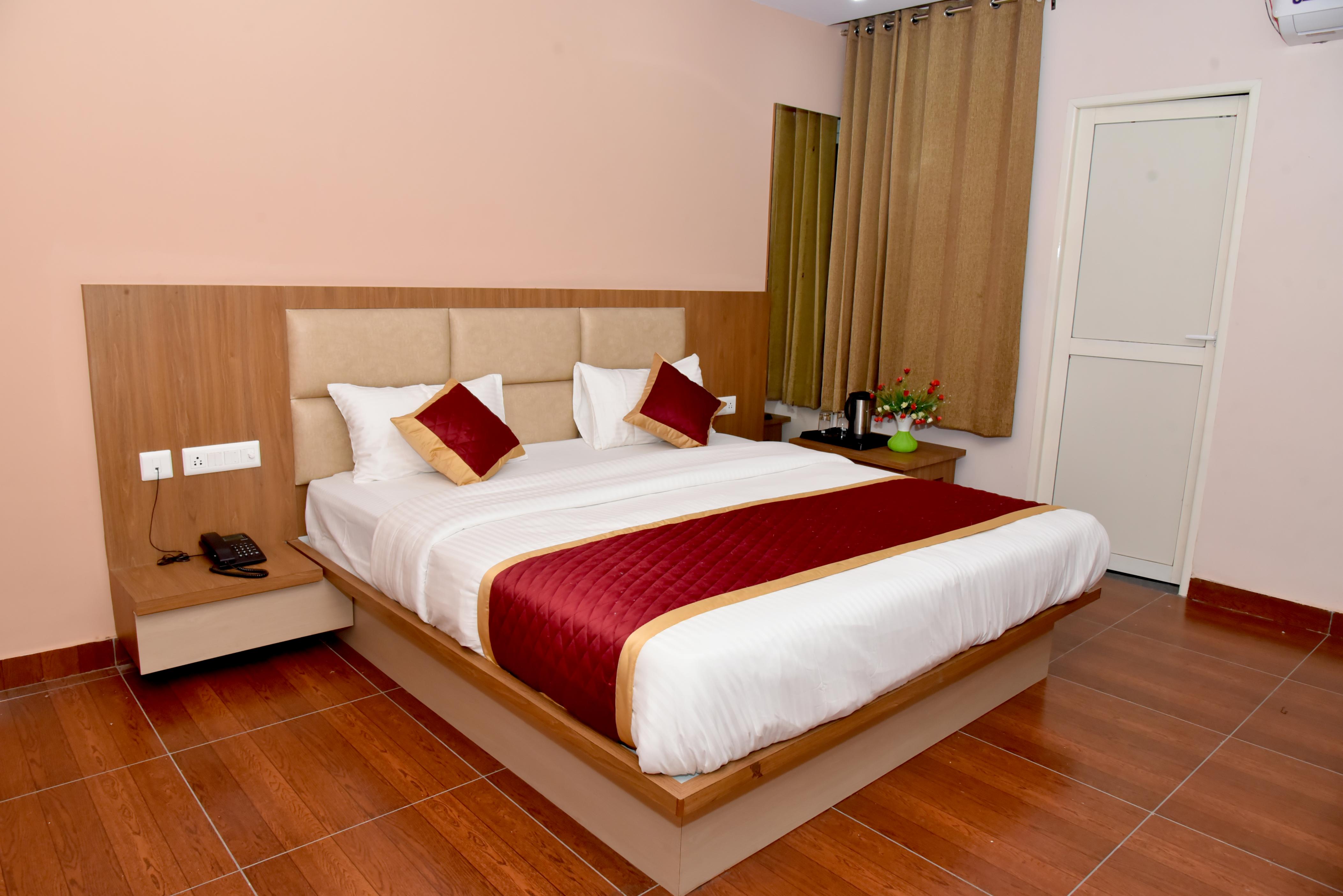 SK ROYAL HOTEL Room Type - Deluxe room