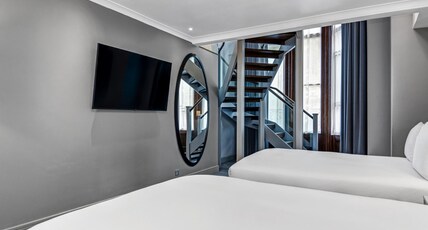 DoubleTree by Hilton London Kensington Room Type - QUEEN DPLX SUITE W/SOFA BD