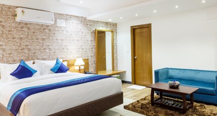 Royal Ace Botique Hotel Room Type - Superior Room with Balcony and Work Desk