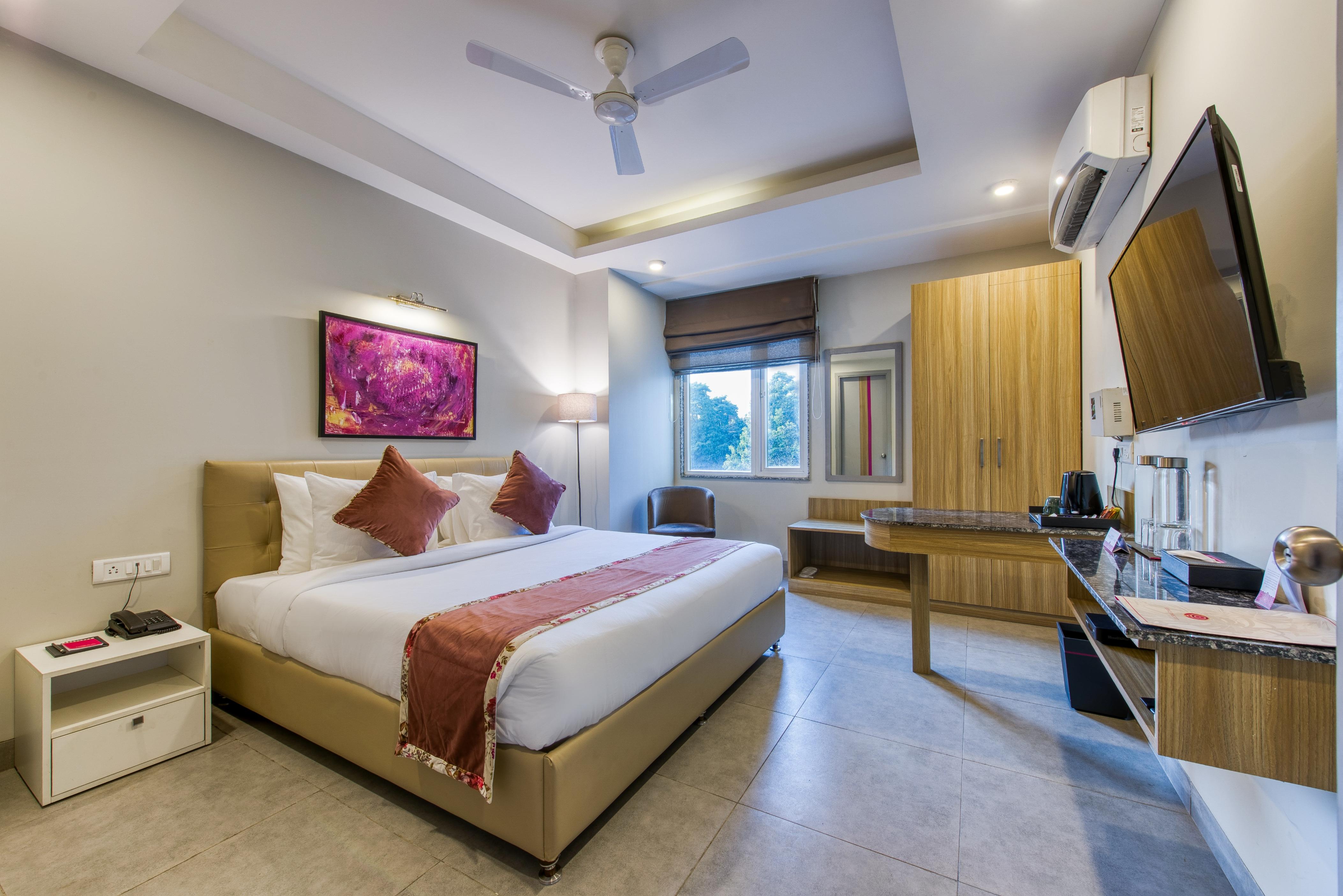 ROSASTAYS Gurugram Sec 31 Room Type - Executive Room (King or Twin)