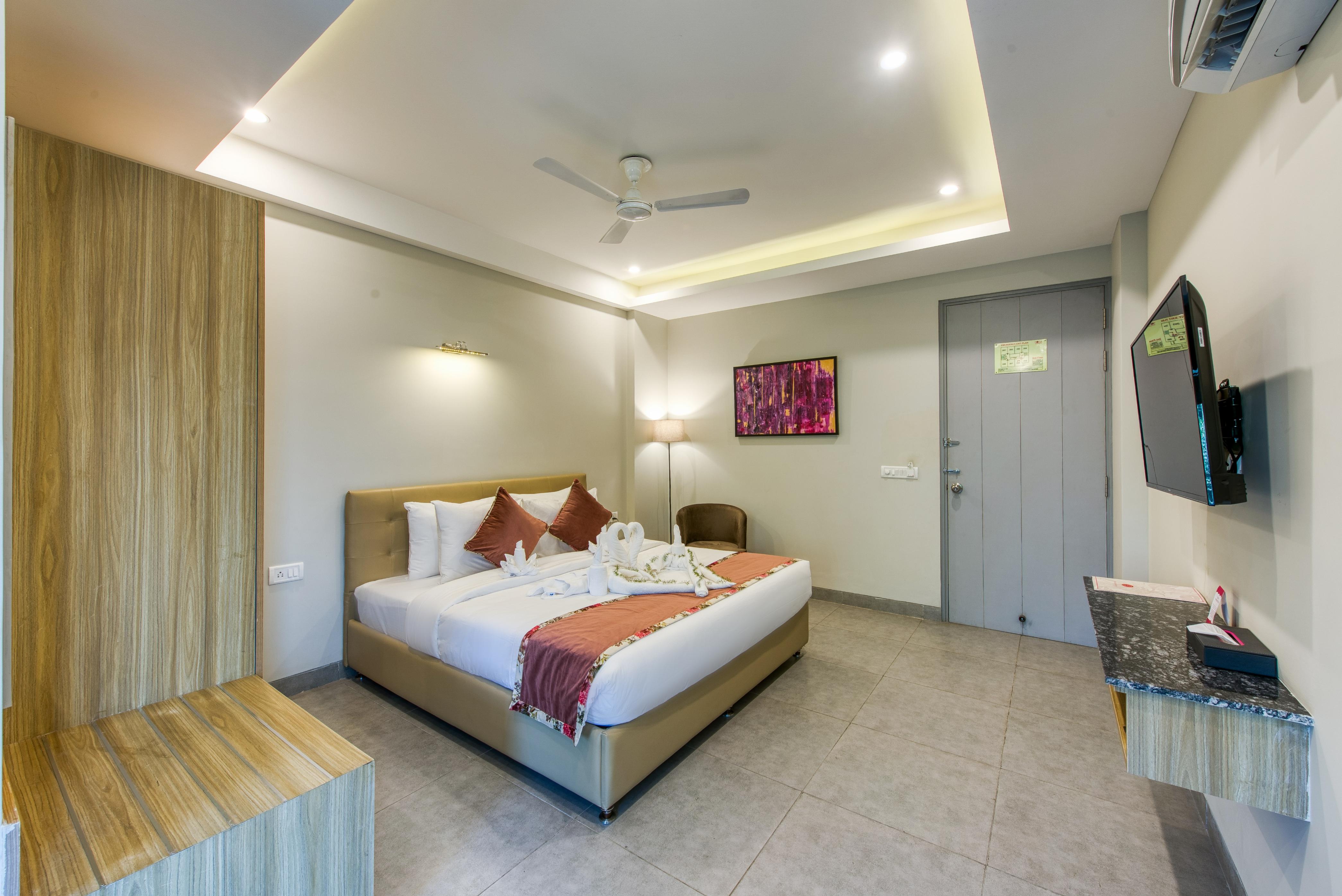 ROSASTAYS Gurugram Sec 31 - Tap to explore photos