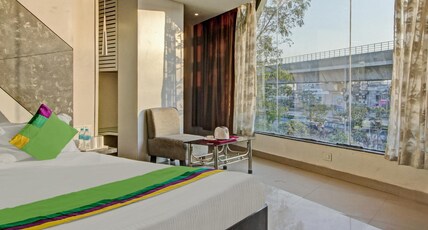 Treebo Glassotel Near Ruby Hospital Room Type - Deluxe Room