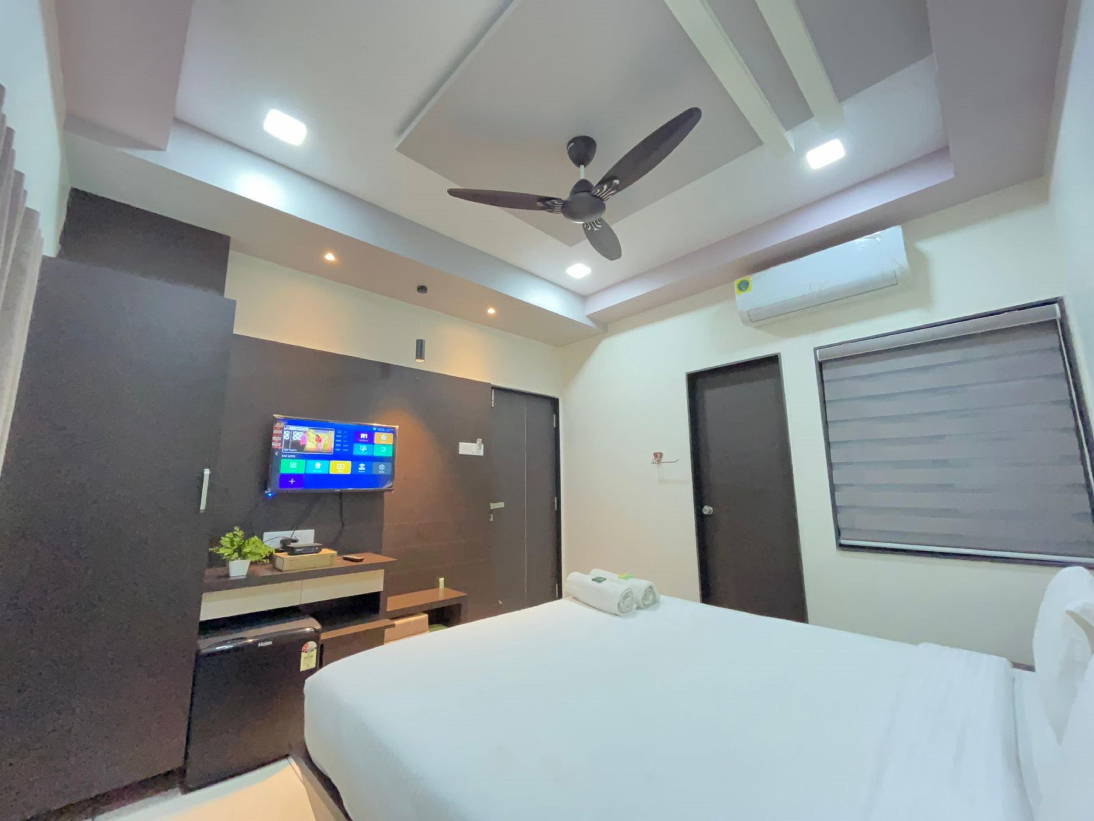 Hotel Deep - Tap to explore photos