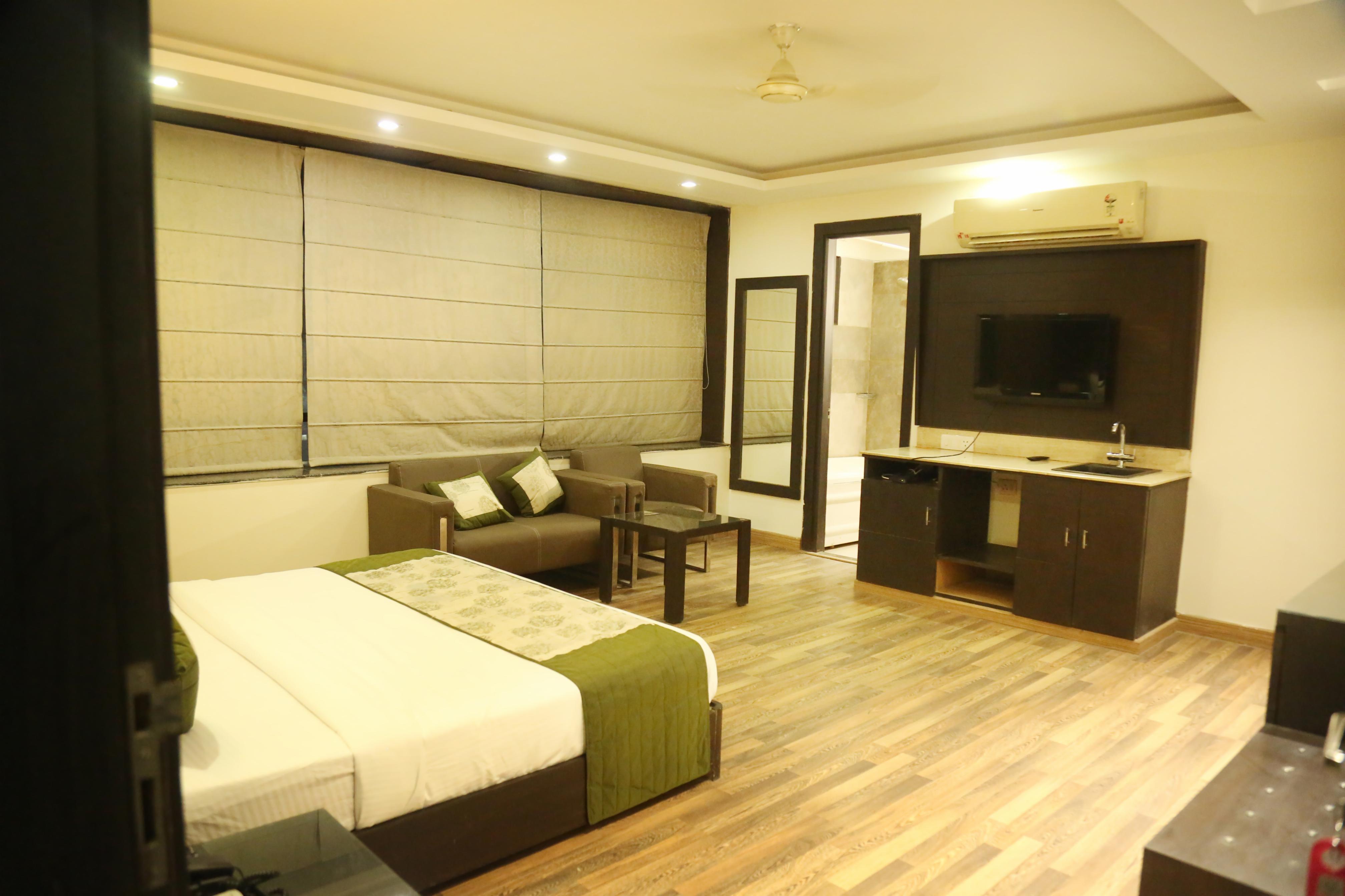 HOTEL RAJMAHAL INN Room Type - DELUXE ROOM