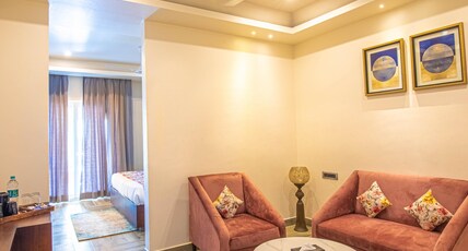 JS Souvenir @ 5min far from Airport Room Type - Luxury Suite with Balcony and Bathtub