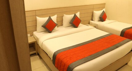 Perfectstayz Value Sagar 10 mins walk to Golden Temple Room Type - Family Triple Room