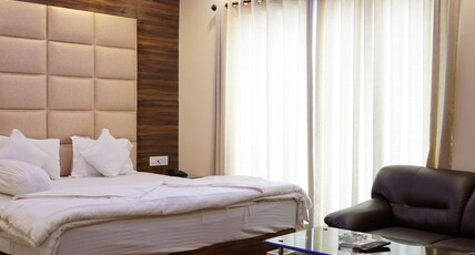 LLOYDS BEACH RESORT Room Type - Queen Room with balcony