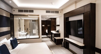 Ramee Dream Hotel Downtown Room Type - Luxury King Room with Kitchenette:Balcony with Burj Khalifa view