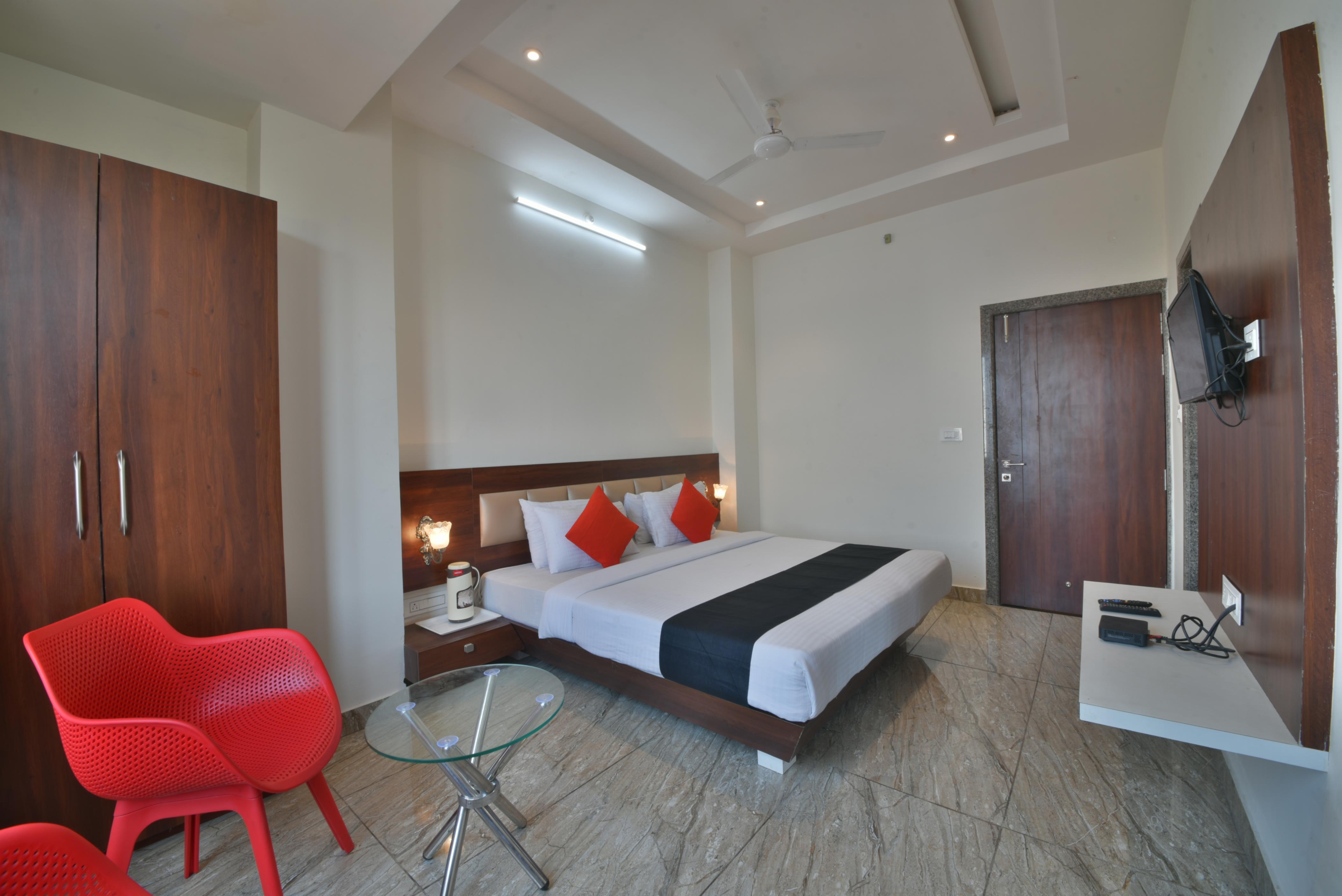 Hotel Sarovar Plaza - Tap to explore photos