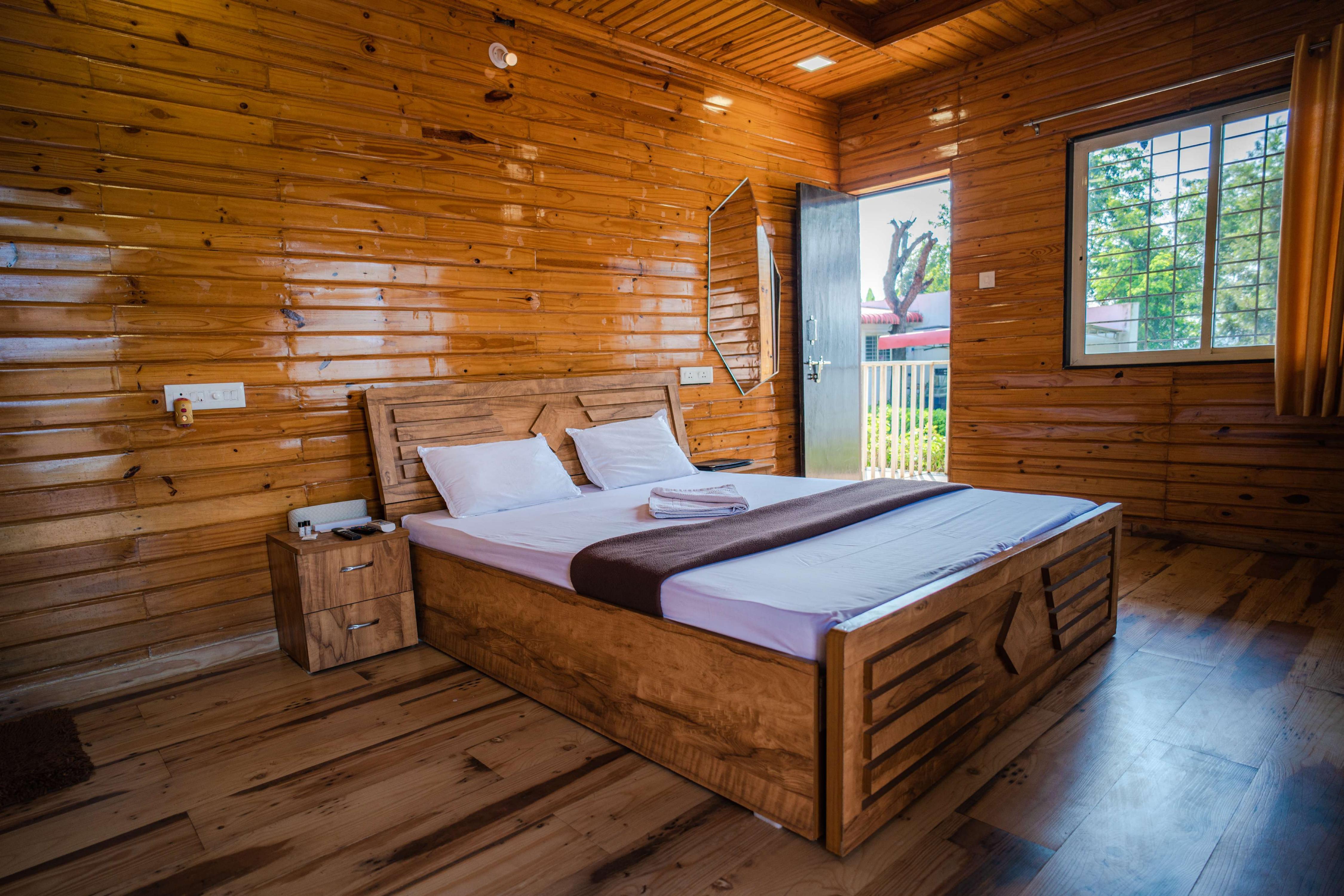 Sunshine Lake Resort Room Type - Standard Lake View Room with Balcony