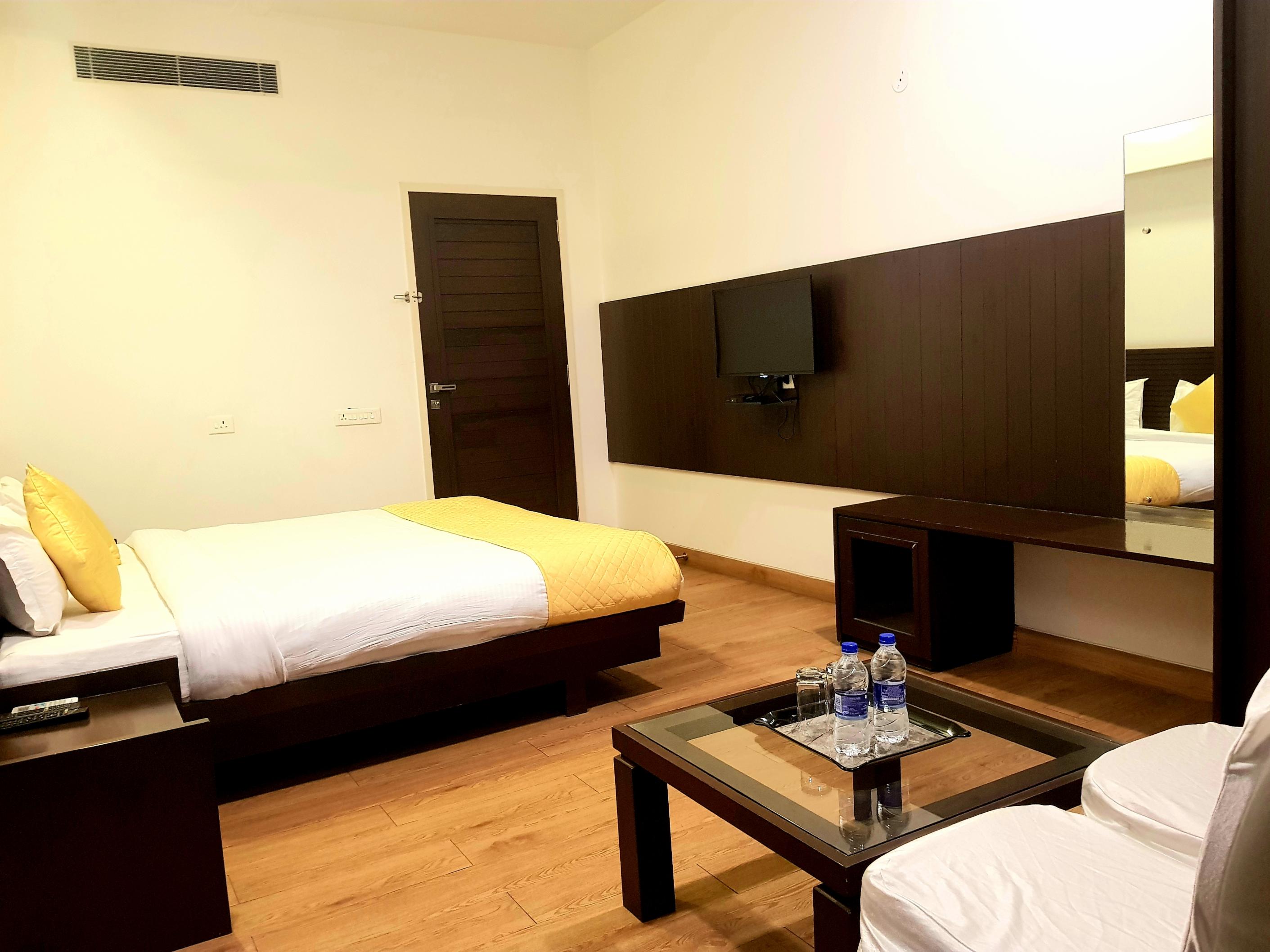 Hotel Vasudha Palace Room Type - Deluxe Double