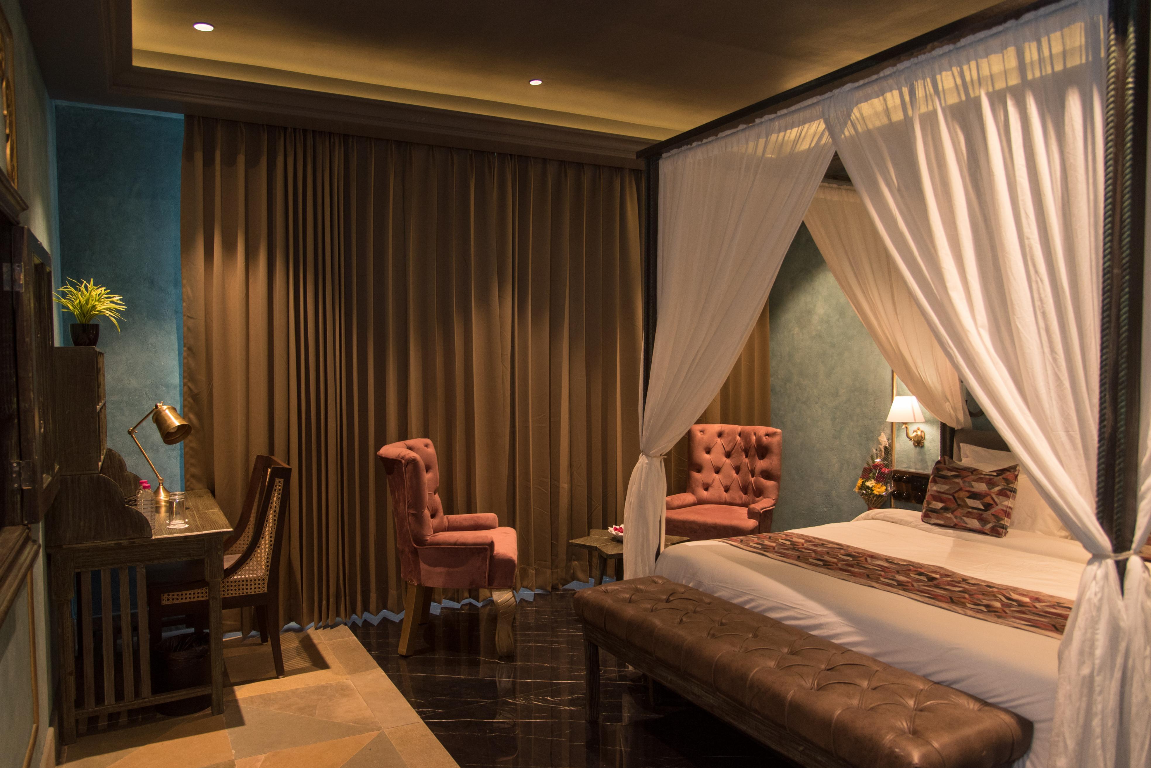 HISTORIA ROYAL - Tap to explore photos