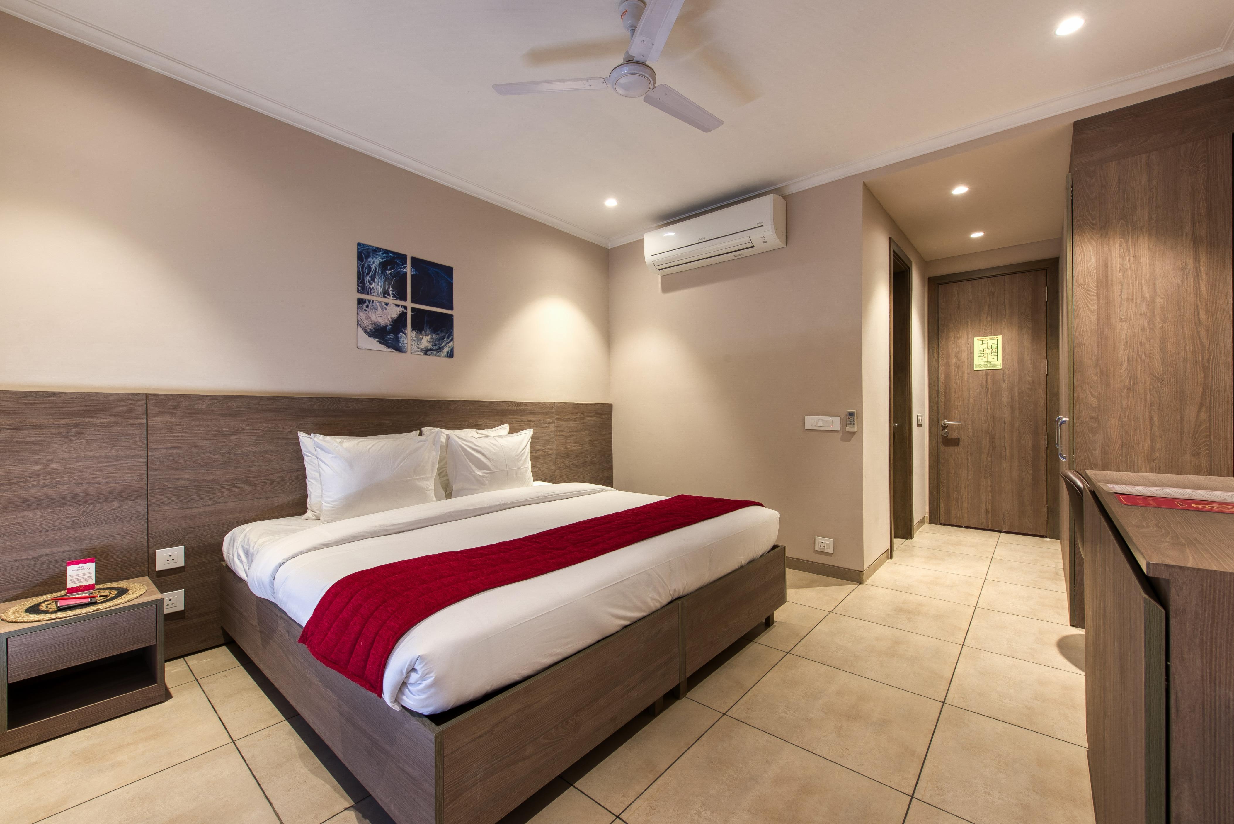 ROSASTAYS Gurugram Golf Course Room Type - Deluxe Room