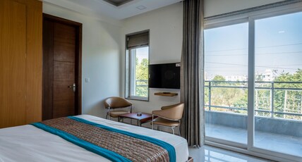 The Palms Inn near Medanta Room Type - Super Deluxe Room with Balcony The Palms Inn near Medanta Room Type - Super Deluxe Room with Balcony