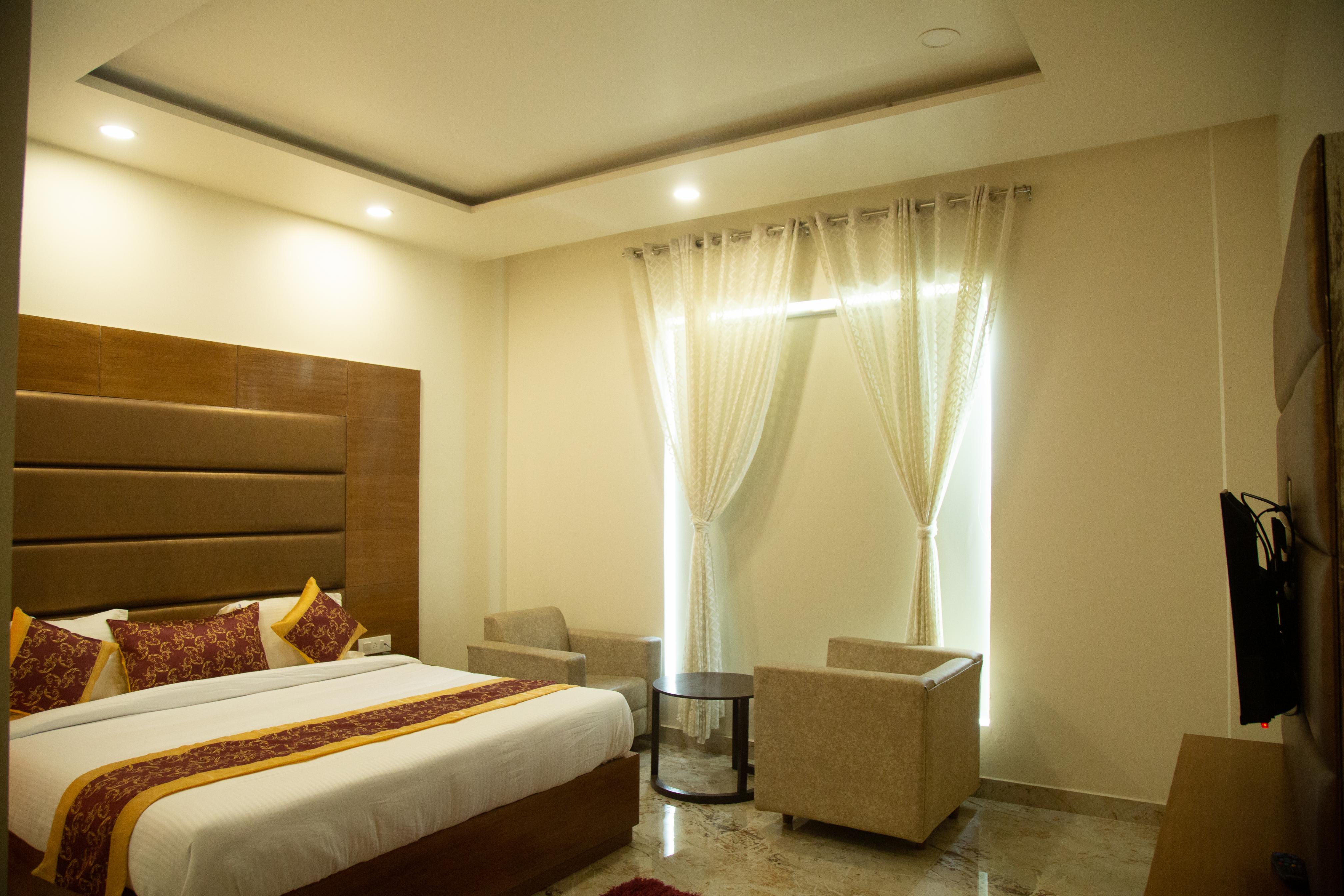 Comfort Hotel By Choice Hotels Room Type - Deluxe Room  King Size Bed
