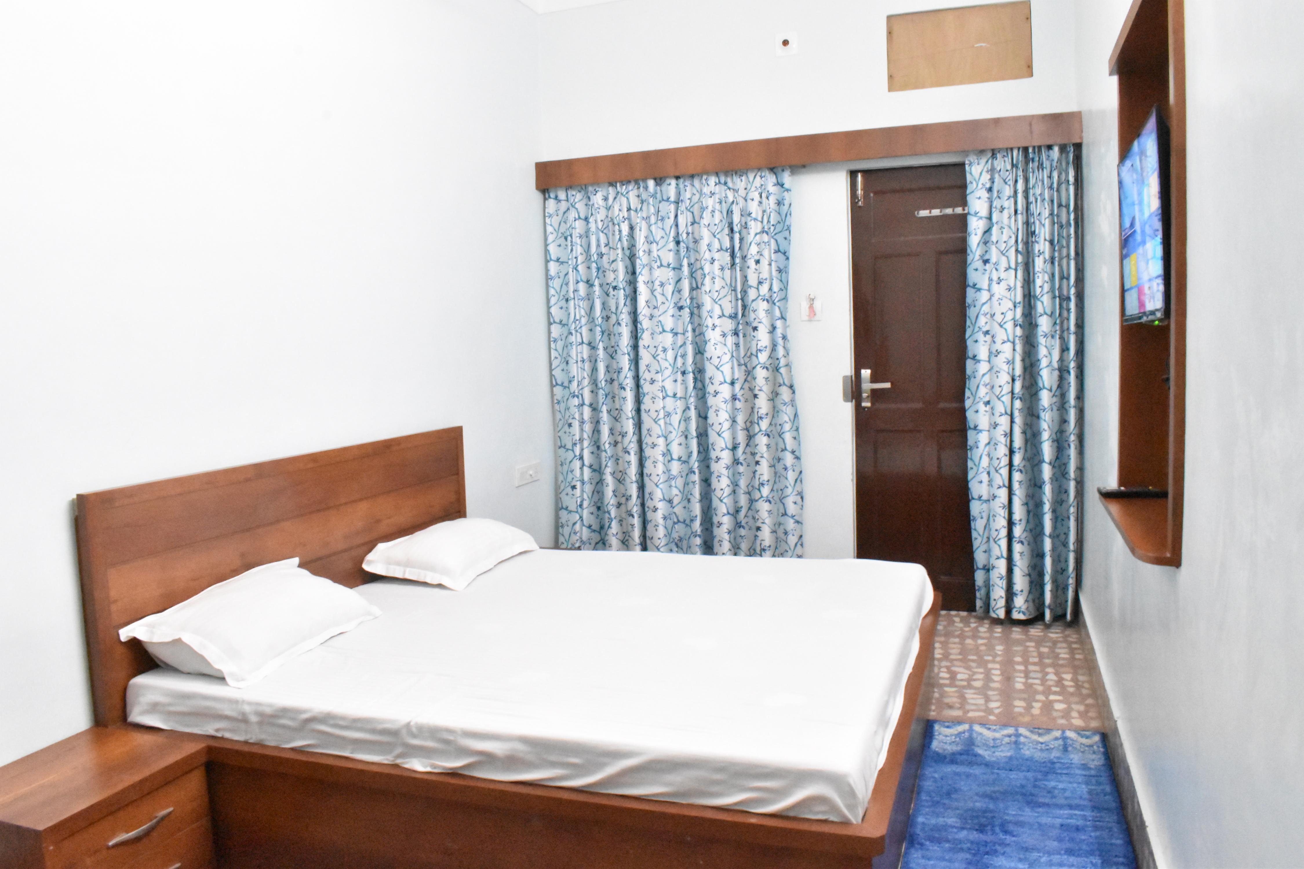 Hotel Yashasvi - Tap to explore photos