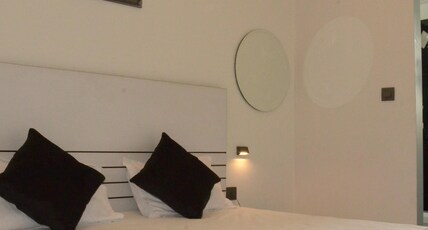 Divy Villa | Raja Park | 200 m from Pink Square Mall Room Type - Super Dealux Room