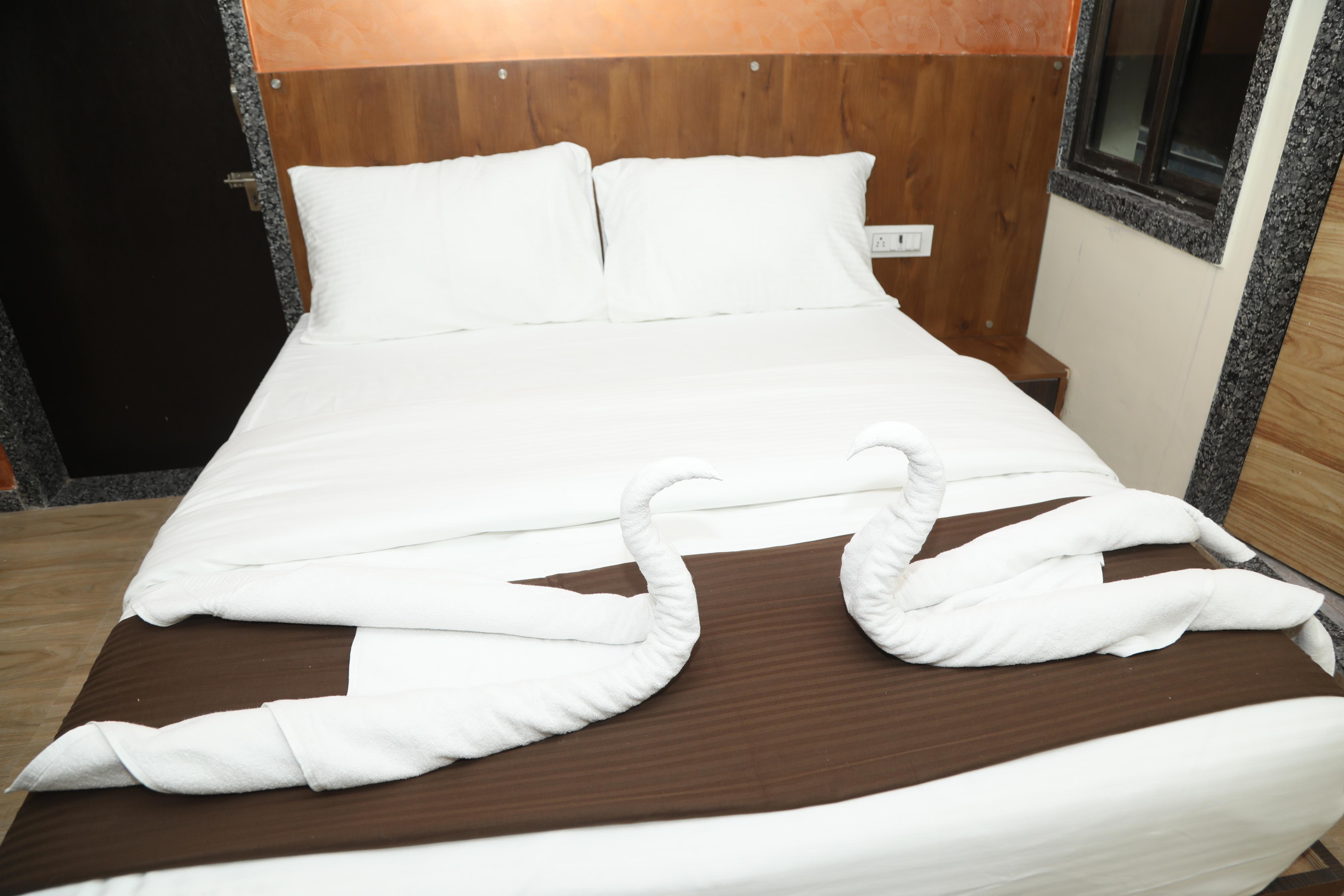 Hotel Giriraj Room&restro Room Type - Deluxe Room1