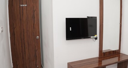 Shri Govindam Hotel Room Type - AC Deluxe King Room