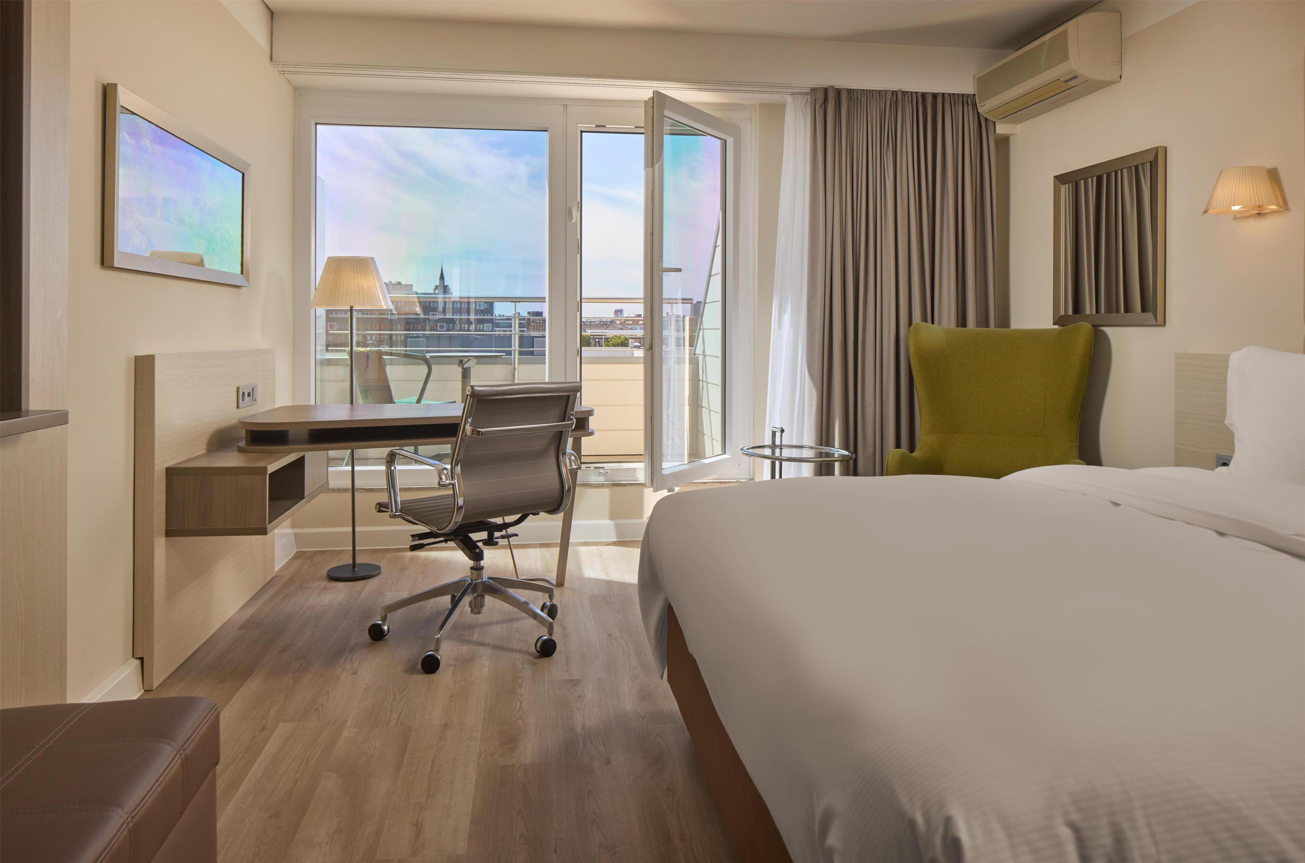 DoubleTree by Hilton Hannover Schweizerhof - Tap to explore photos