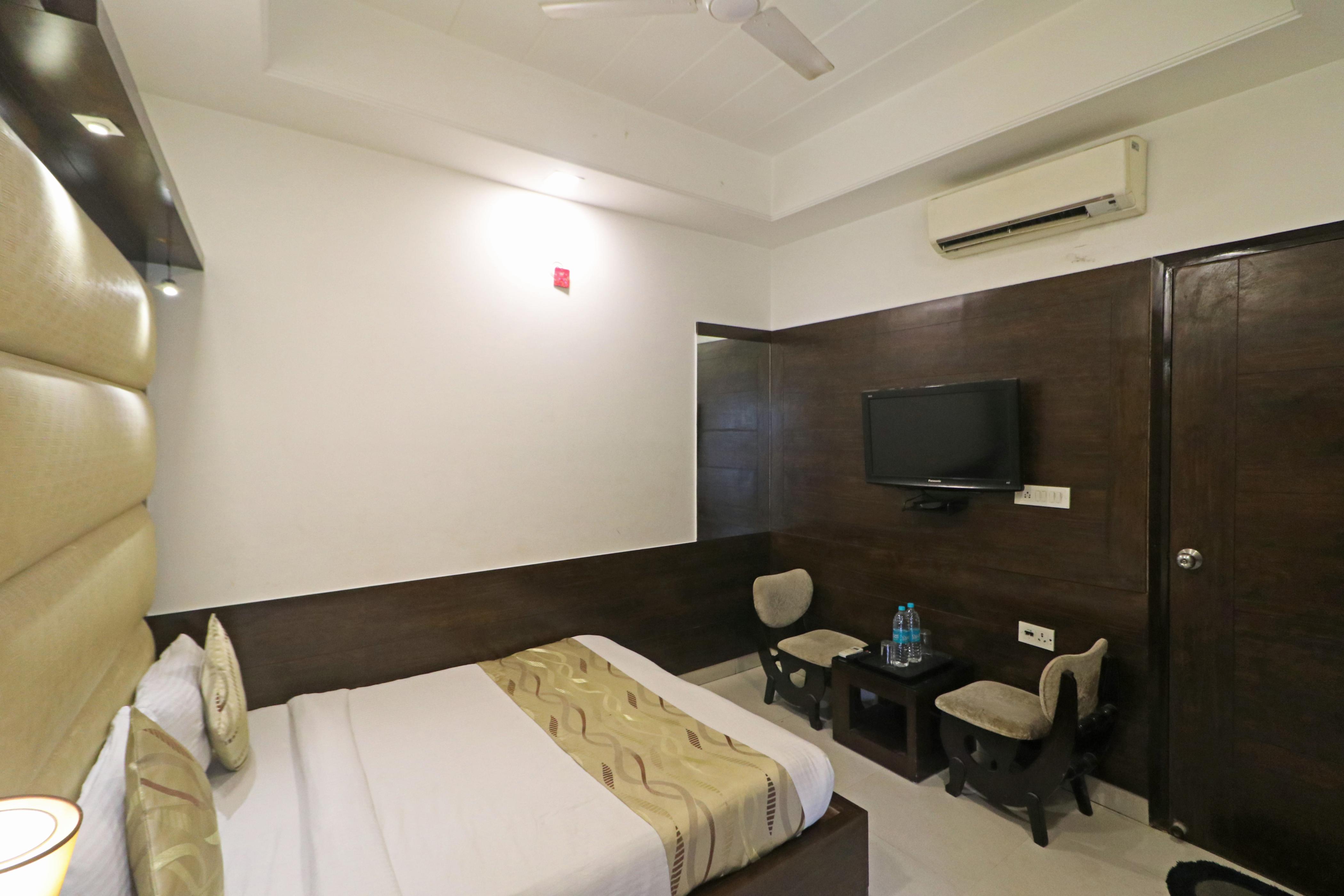 Hotel pathway - Tap to explore photos