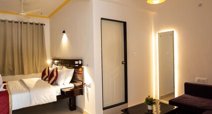 The Woodside Inn Room Type - JUNIOR JACUZZI PARTIAL POOL VIEW SUITE WITH BALCONY