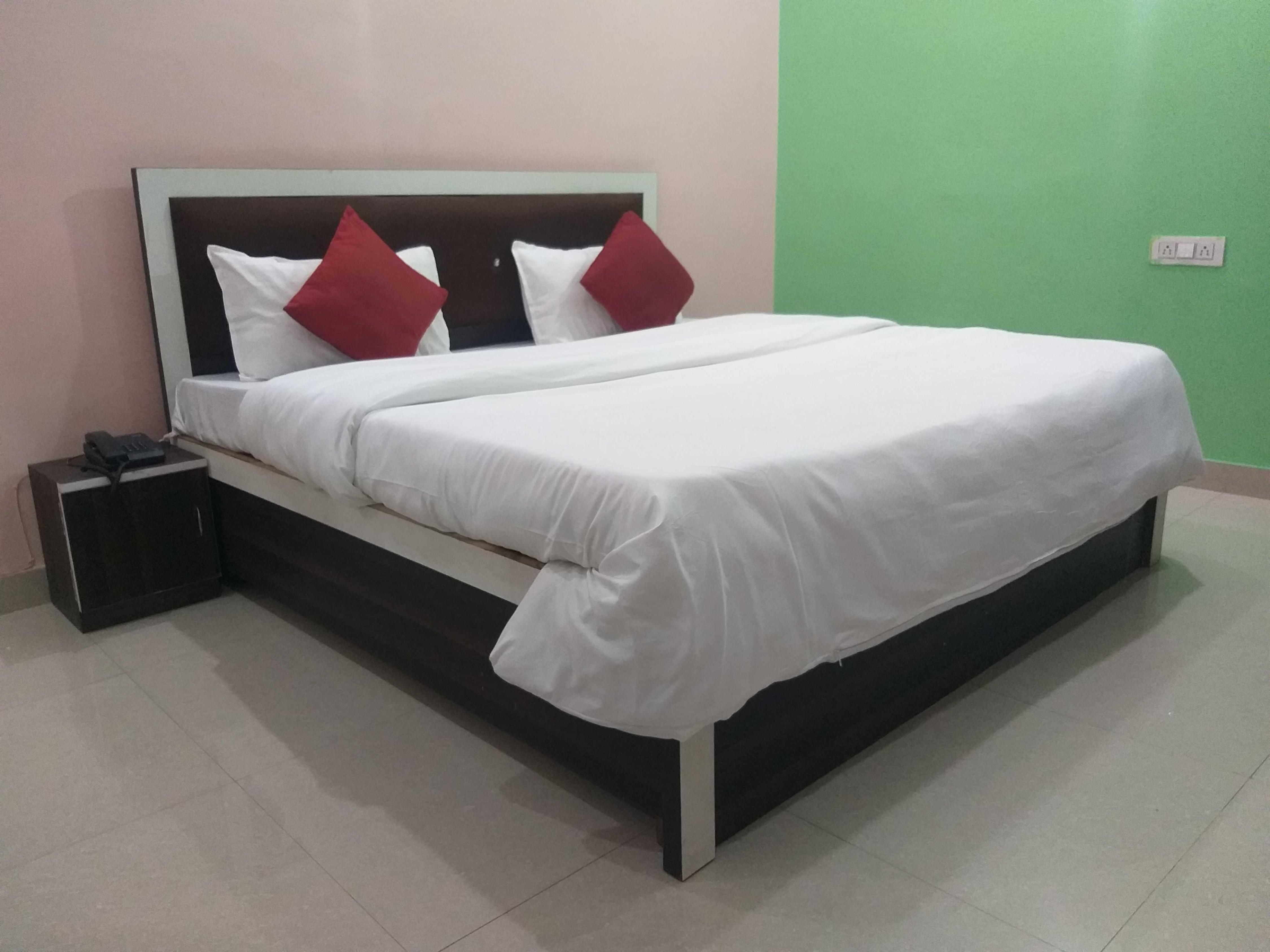 Hotel O Kavyainn - Tap to explore photos