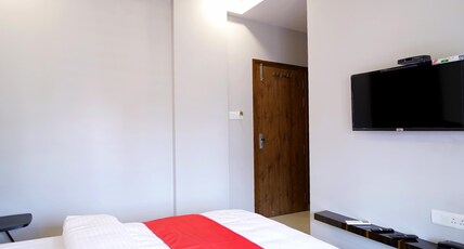 SS CROWN INN Room Type - DELUXE AC WITH BALCONY