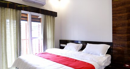 SS CROWN INN Room Type - DELUXE AC WITH BALCONY SS CROWN INN Room Type - DELUXE AC WITH BALCONY