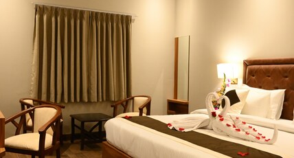 Neel Clarks Inn Express Room Type - Deluxe room with King Bed