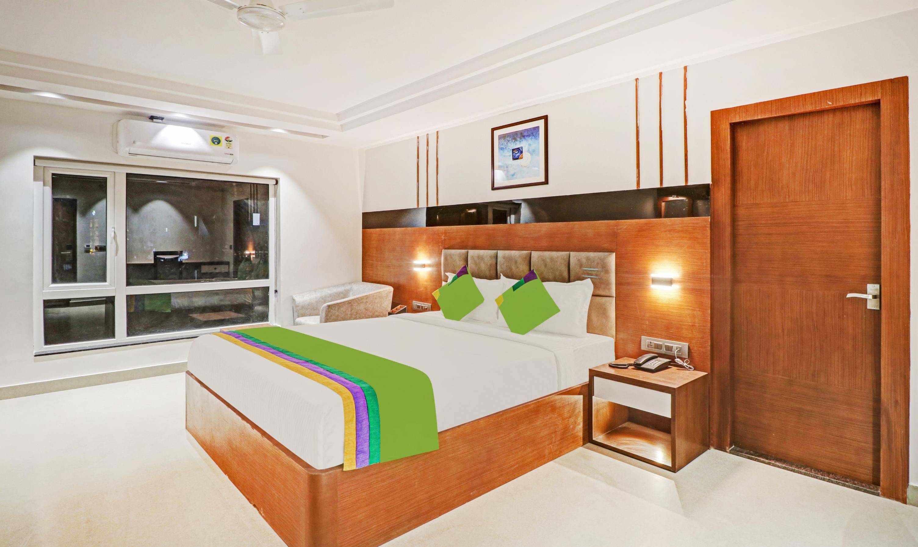 Treebo Emora Grand Room Type - Deluxe Family Room