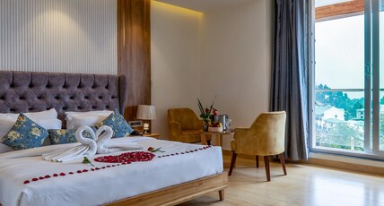 Hotel Notting Hill, Mussoorie Room Type - Elite valley view with pvt balcony (All weather AC)
