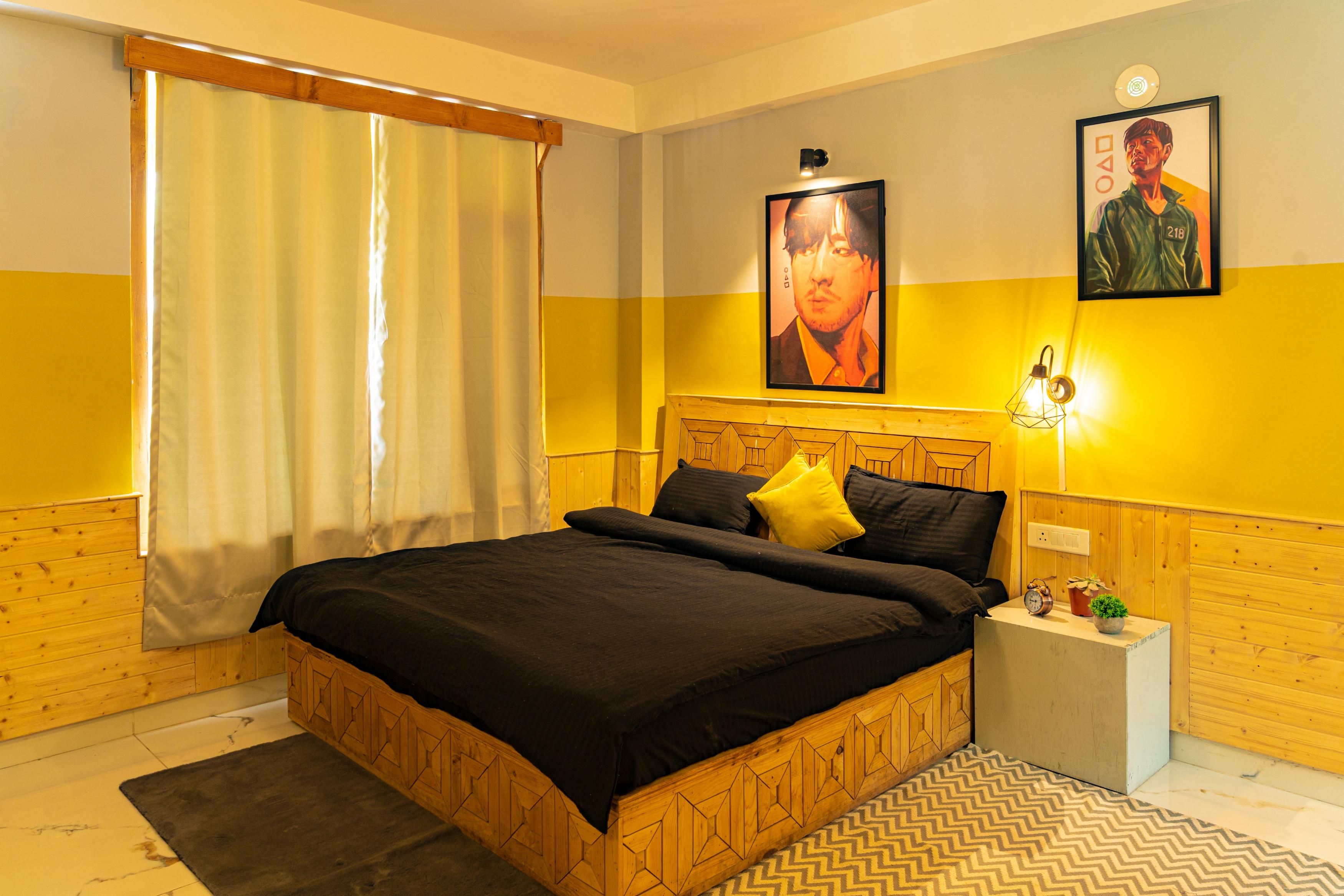 Whoopers Hostel Manali Room Type - Deluxe room with kitchenette