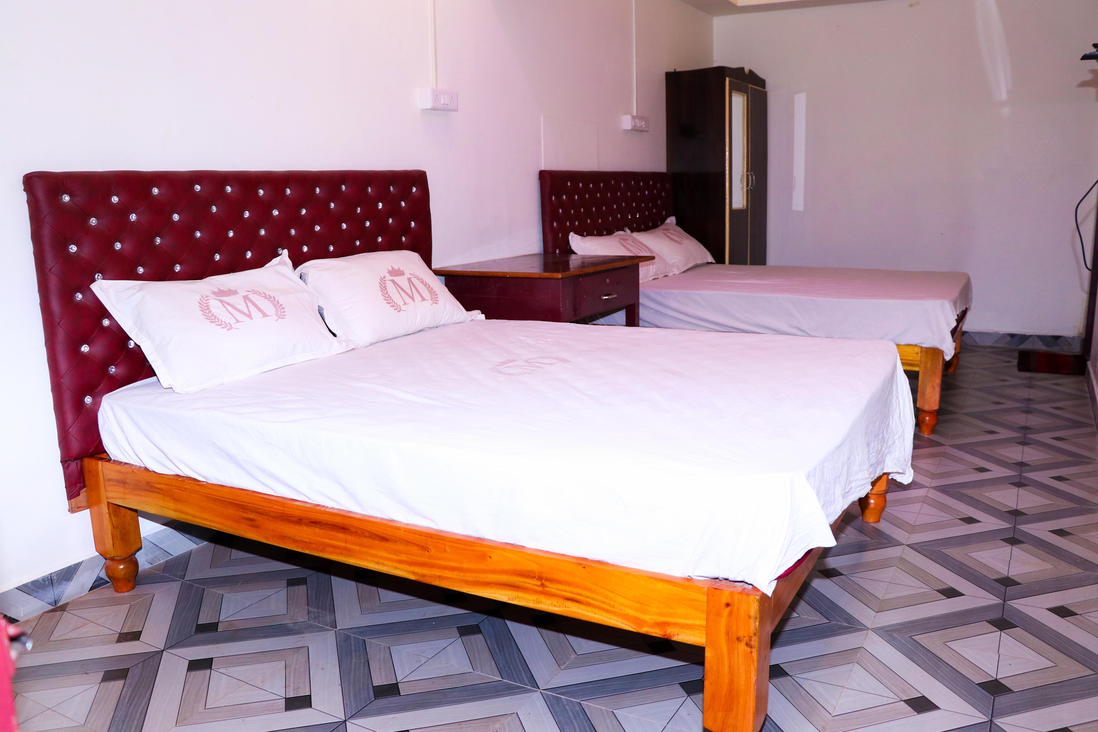 PARI MUTHU VILAS INN - Tap to explore photos