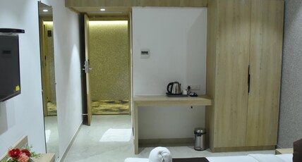 Hotel Midtown By Kalaguru Hospitality Room Type - Deluxe