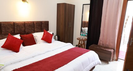 Landour heights Room Type - Bedroom 202 Deluxe Non View Room
